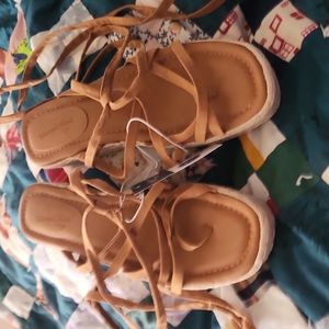 Universal thread sandals